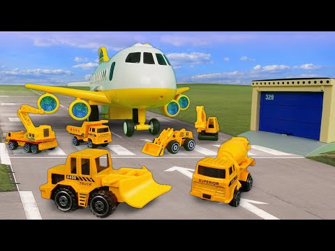 Das Spielzeug-Flugzeug bringt die Helfer Autos zu ihren Arbeitsplätzen. Video für Kinder