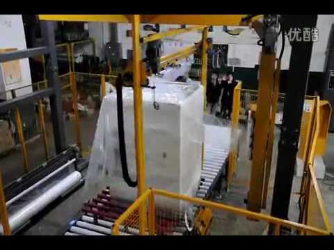 Automatic pallet wrapping machine with top sheet covering device