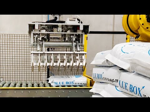 Fertilizer bagging machines with robotized palletizing