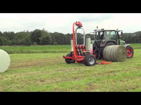 KUHN RW 1800 C Autoload &amp; Autoswitch - Round bale wrappers (In action)