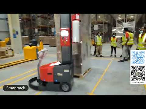 Self-propelled pallet wrapper robot stretch wrapping wooden skid and loads