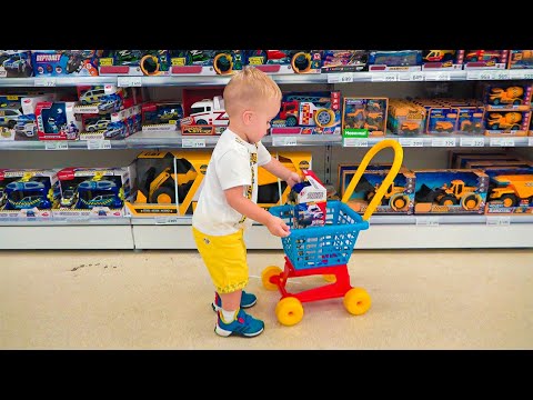 Chris und Mama beim Einkaufen im Spielzeugladen