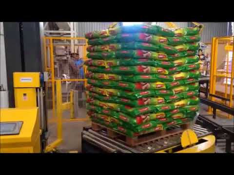 Automatic pallet wrapping machine and stretch wrapper