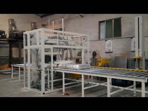 Horizontal stretch wrapping machine