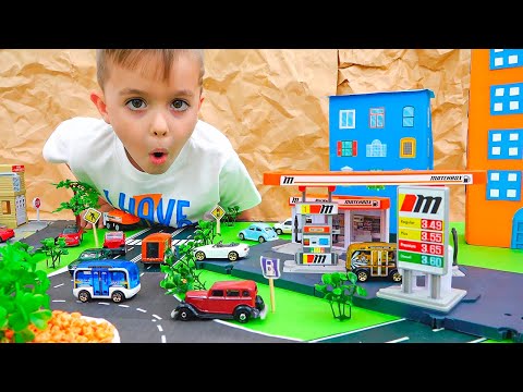 Vlad und Niki spielen mit Spielzeugautos und bauen Matchbox City