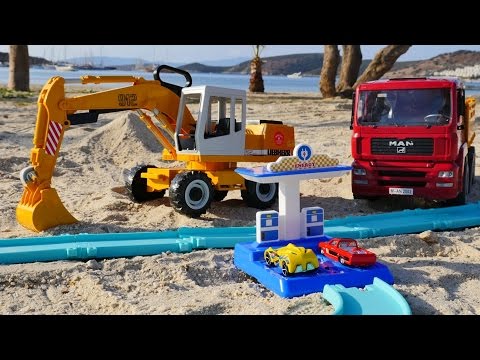 Tolle Spielzeugautos - Kipplaster und Bagger - Wir spielen am Strand