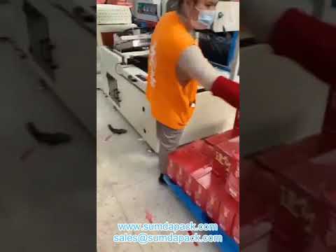 Automatic shrink wrapping machine for boxes