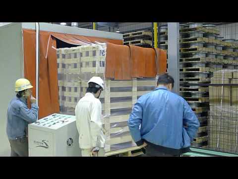 Pallet shrink wrapping machine