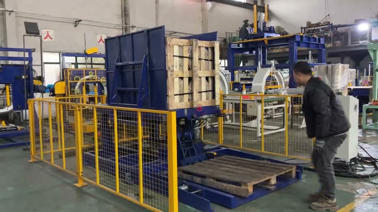 Equipment for changing and flipping pallets. - Wrapping Machine